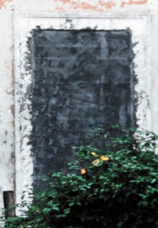 Finestre e porte del pianterreno della Casetta del Custode sono state murate .